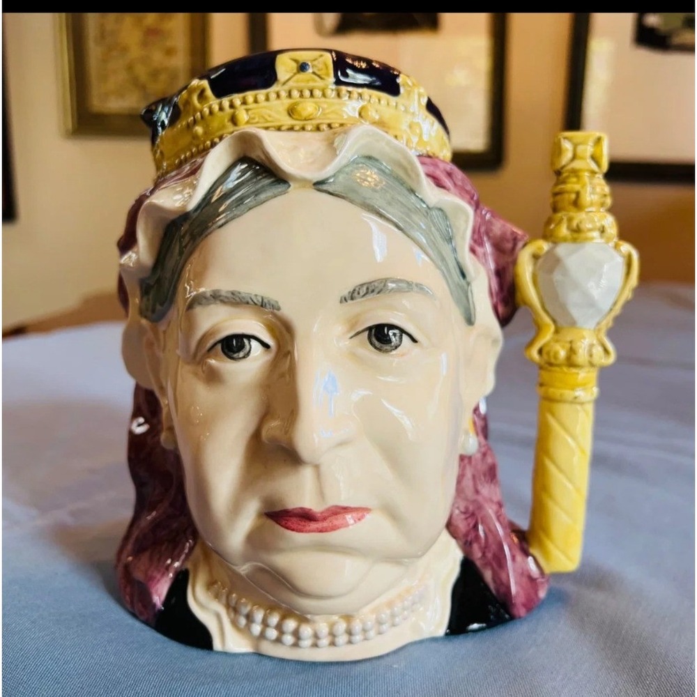Royal Doulton Queen Victoria Character Jug D6816 New Colourway 7.5 Inch Pitcher